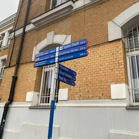 Apartmán Komfortowy Na Florianskiej, Park Praski, Dw Wilenski,w Odleglosci Spaceru Od Starego Miasta, напротив офиса для прохождения теста Ces для моряков