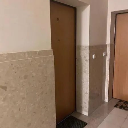Komfortowy Apartament: Pet-friendly Old Town Retreat Near Park Praski Warsaw