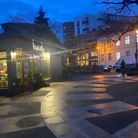 Komfortowy Apartament: Pet-friendly Old Town Retreat Near Park Praski Warsaw